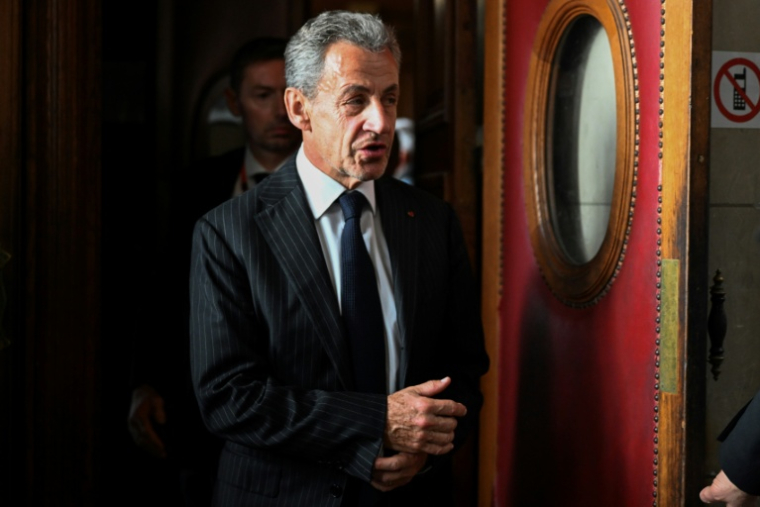 L'ancien président Nicolas Sarkozy quitte le palais de justice à Paris, le 14 février 2024, après le verdict de son procès en appel dans l'affaire Bygmalion ( AFP / Bertrand GUAY )