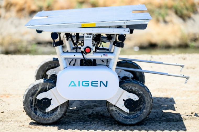 Le robot désherbant d'Aigen à Los Banos (Californie), le 26 juin 2025 ( AFP / Josh Edelson )