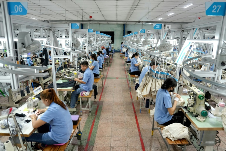 Des ouvrières cousent des vêtements dans une usine de Ho Chi Minh Ville, le 3 avril 2025 au Vietnam ( AFP / Huu Kha )