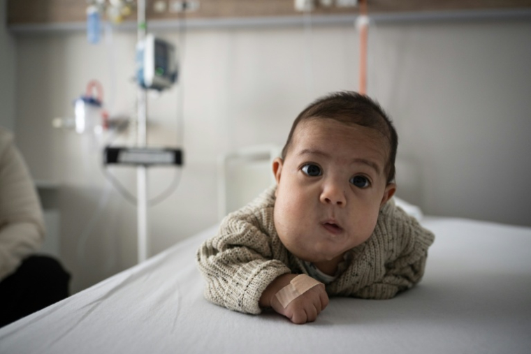 Issa, 3 mois, soigné in utero d'une tumeur vasculaire rare, au service de pédiatrie de jour du GHRMSA (Groupe Hospitalier de la Région de Mulhouse et Sud-Alsace), le 16 février 2026 à Mulhouse, dans le Haut-Rhin ( AFP / SEBASTIEN BOZON )