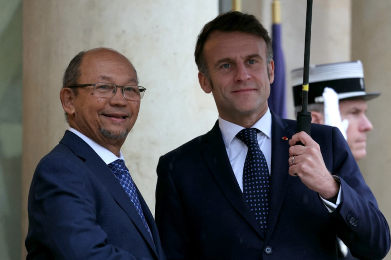 Emmanuel Macron et le président haïtien par intérim, Leslie Voltaire, le 29 janvier 2025. ( AFP / THOMAS SAMSON )