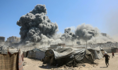 De la fumée s’élève dans Gaza-ville après des frappes israéliennes sur une tour d'habitation, le 10 septembre 2025 ( AFP / Omar AL-QATTAA )