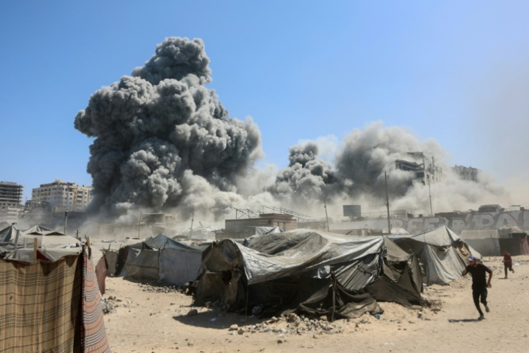De la fumée s’élève dans Gaza-ville après des frappes israéliennes sur une tour d'habitation, le 10 septembre 2025 ( AFP / Omar AL-QATTAA )