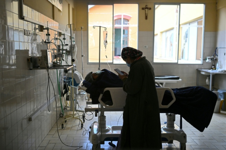 Un patient est allongé sur un brancard à l’Hôpital général de La Paz, le 26 mai 2026, en Bolivie ( AFP / Marvin RECINOS )