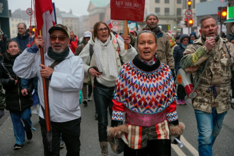 Des manifestants rassemblés à Copenhague pour dénoncer les ambitions territoriales de Donald Trump qui continue d'afficher son intention de s'emparer du Groenland, le 17 janvier 2026 ( Ritzau Scanpix / Emil Helms )