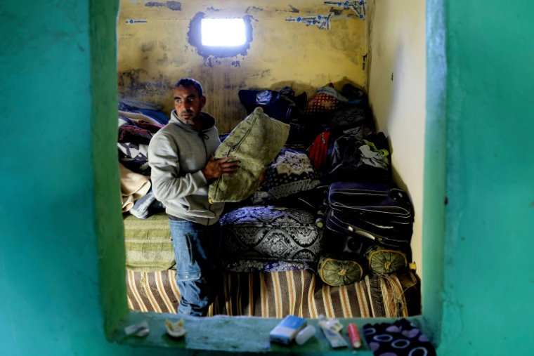 Abdelmajid Lekihel inspecte les dégâts dans sa maison touchée par les inondations qui ont frappé le nord et l'ouest du Maroc, dans la région de Kénitra, le 20 février 2026 ( AFP / Abdel Majid BZIOUAT )