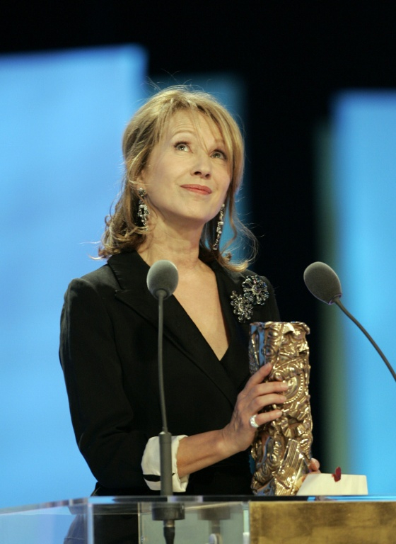 Nathalie Baye reçoit le César de la meilleure actrice pour "Le petit lieutenant", le 25 février 2006 à Paris  ( AFP / BERTRAND GUAY )