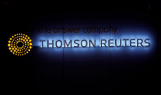 Un logo Thomson Reuters est photographié sur un bâtiment lors de la réunion annuelle du Forum économique mondial (WEF) à Davos