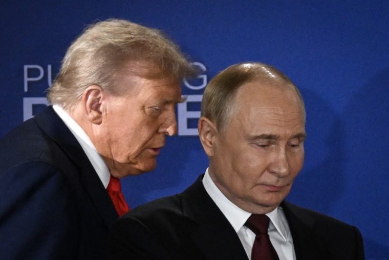 Donald Trump et Vladimir Poutine à Anchorage, aux États-Unis, le 15 août 2025. ( AFP / DREW ANGERER )