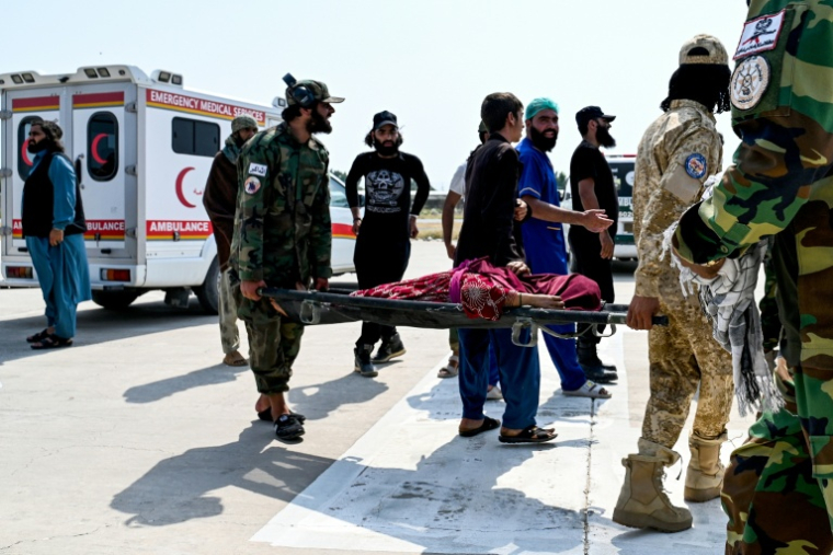 Des blessés du district de Nourgal dans la province de Kounar sont évacués le 1er septembre 2025 après un tremblement de terre qui a touché des régions montagneuses dans l'est de l'Afghanistan ( AFP / Wakil KOHSAR )