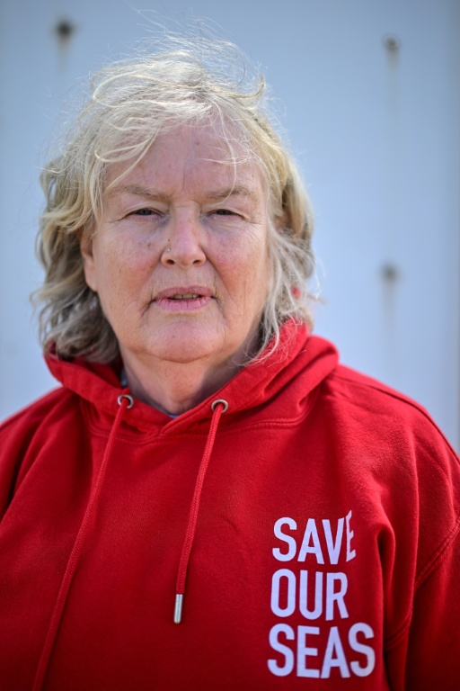 Elane Heffernan, membre du SOS Whitstable, sur la plage de Tankerton à Whitstable, dans le sud-est de l'Angleterre, le 23 juillet 2025  ( AFP / Ben STANSALL )