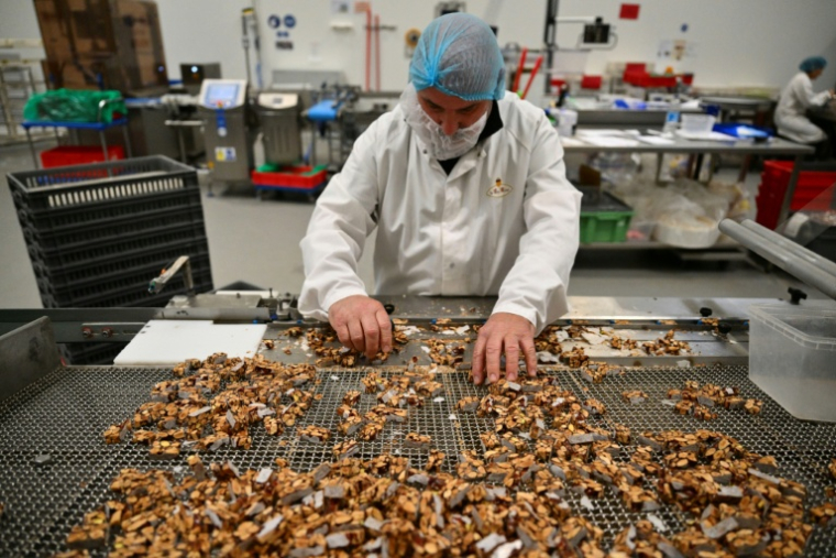 La fabrication de calissons dans l'atelier de production du Roy René à Aix-en-Provence, dans les Bouches-du-Rhône, le 18 novembre 2025 ( AFP / Christophe SIMON )