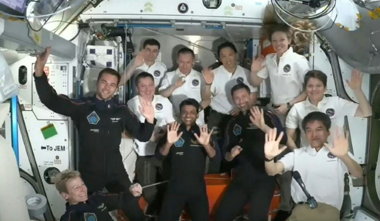 Image tirée d'une diffusion de NASA+, le 26 juin 2025, montrant l'équipage de la mission Axiom 4 à l'intérieur du module Harmony de la Station spatiale internationale (ISS) peu après l'amarrage du vaisseau spatial SpaceX Dragon Crew ( NASA+ / HANDOUT )