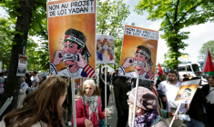 Manifestation contre la proposition de loi Yadan le 16 avril 2026 près de l'Assemblée nationale à Paris ( AFP / STEPHANE DE SAKUTIN )