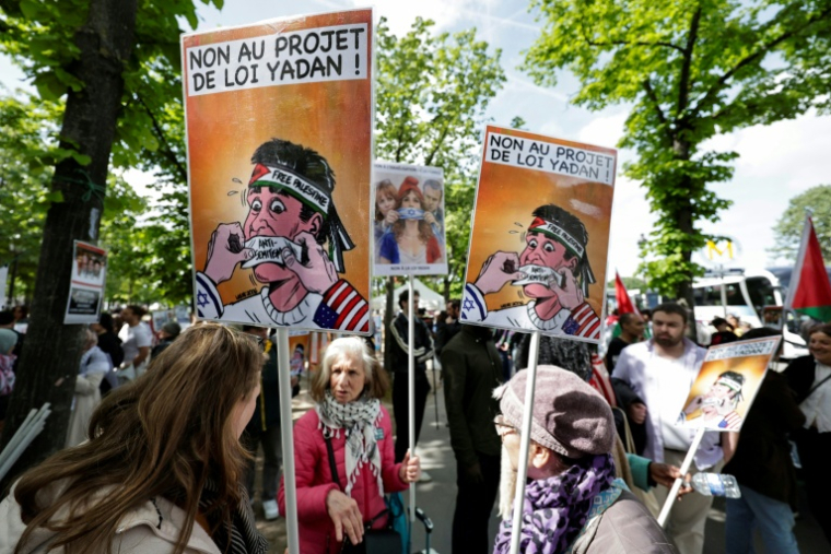 Manifestation contre la proposition de loi Yadan le 16 avril 2026 près de l'Assemblée nationale à Paris ( AFP / STEPHANE DE SAKUTIN )