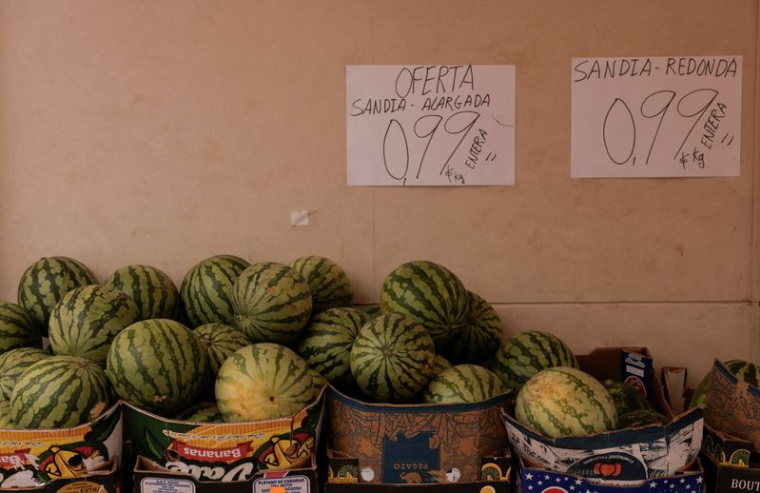 Des pastèques sont présentées dans des caisses à l'extérieur d'un magasin de fruits, à Ronda
