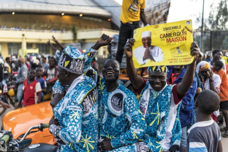 Des chauffeurs de moto-taxis soutenant le candidat d'opposition Issa Tchiroma à la présidentielle du Cameroun, à Yaoundé le 11 octobre 2025 ( AFP / MARCO LONGARI )