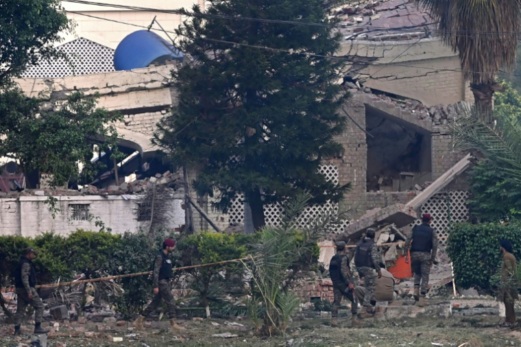 Des paramilitaires inspectent les dégâts sur un bâtiment public à Mouridke, au Pakistan, le 7 mai 2025 ( AFP / Arif ALI )