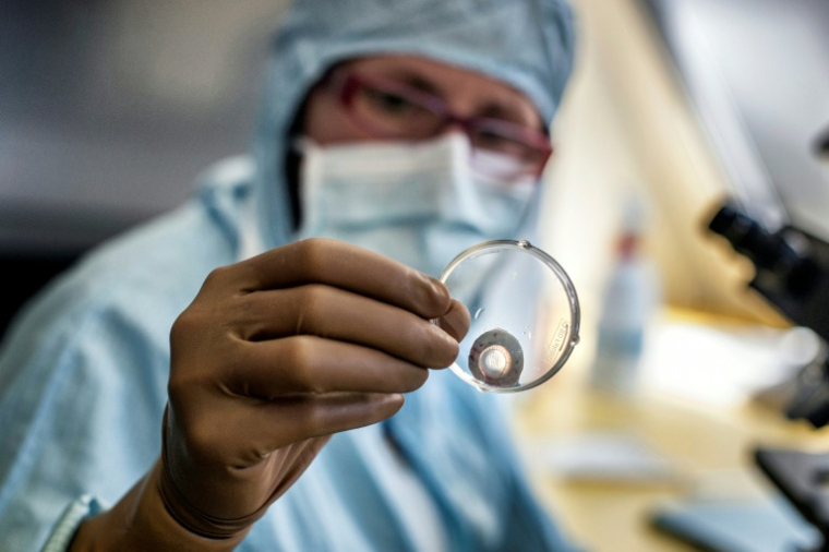 Un chirurgien réalise une greffe de cornée à l'hôpital Édouard Herriot de Lyon, le 2 avril 2012  ( AFP / Jeff PACHOUD )