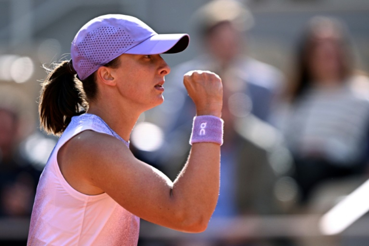 Iga Swiatek pendant son match contre la Britannique Emma Raducanu mercredi à Roland Garros. ( AFP / JULIEN DE ROSA )