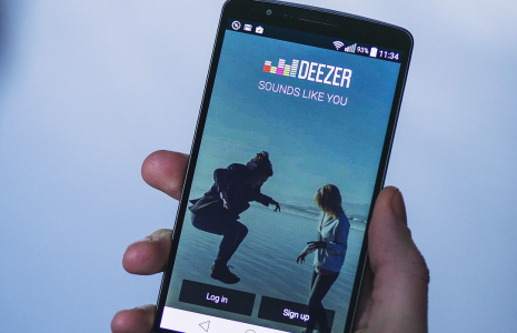 Photo de l'application Deezer sur un smartphone. (Crédit: freestocks.org / Pexels)