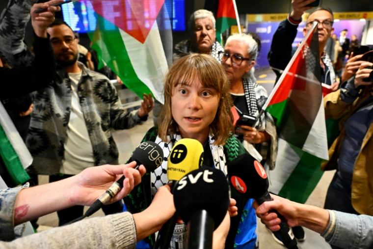 La militante suédoise Greta Thunberg (c) fait une déclaration aux journalistes à son arrivée à l'aéroport de Stockhom, le 10 juin 2025 en Suède ( TT NEWS AGENCY / Anders WIKLUND )