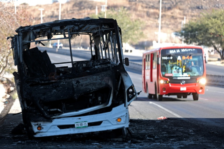 Un bus incendié à Tomala, dans l'Etat de Jalisco, le 23 février 2026 au Mexique ( AFP / Ulises Ruiz )