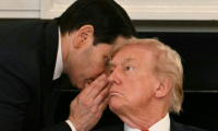 Le secrétaire d'Etat américain Marco Rubio chuchotte à l'oreille du président Donald Trump après lui avoir remis une note, lors d'une réunion à la Maison Blanche, le 8 octobre 2025 à Washington ( AFP / Jim WATSON )
