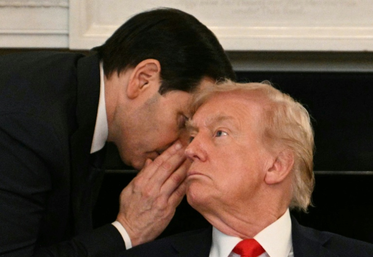 Le secrétaire d'Etat américain Marco Rubio chuchotte à l'oreille du président Donald Trump après lui avoir remis une note, lors d'une réunion à la Maison Blanche, le 8 octobre 2025 à Washington ( AFP / Jim WATSON )