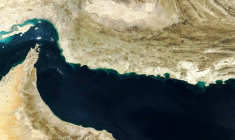 Image en couleurs naturelles acquise avec MODIS sur le satellite Terra de la NASA prise le 5 février 2025 montrant le golfe d'Oman et la région de Makran (c) dans le sud de l'Iran et le sud-ouest du Pakistan, ainsi que le détroit d'Ormuz (g) et la côte nord d'Oman (en bas) ( NASA Earth Observatory / - )
