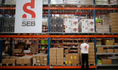 Un logo de l'entreprise française d'électroménager Groupe SEB est visible dans l'usine Groupe Seb Moulinex en Mayenne
