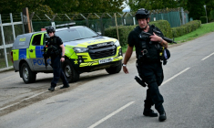 Des policiers armés devant la base de la RAF à Fairford, le 28 septembre 2026, dans le sud-ouest de l'Angleterre, au lendemain de l'intervention de la police antiterroriste britannique ( AFP / Ben STANSALL )