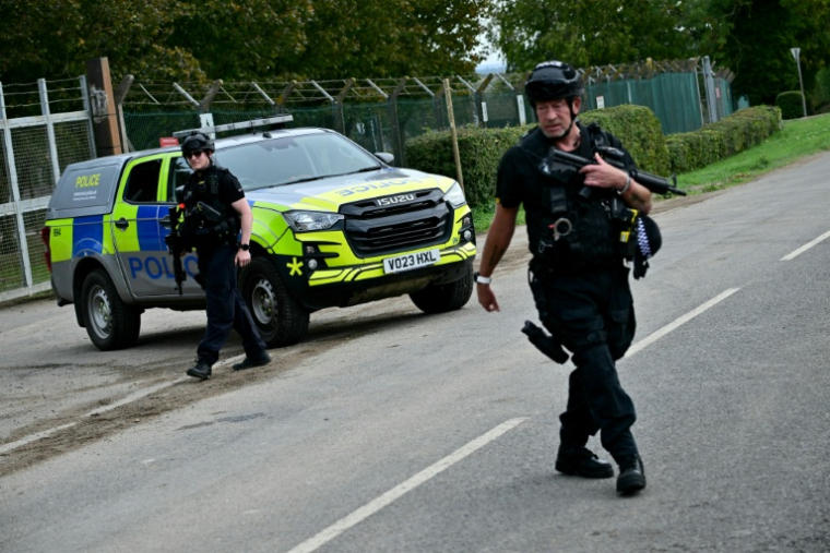 Des policiers armés devant la base de la RAF à Fairford, le 28 septembre 2026, dans le sud-ouest de l'Angleterre, au lendemain de l'intervention de la police antiterroriste britannique ( AFP / Ben STANSALL )