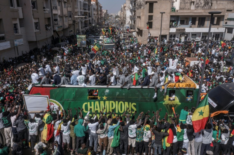 Des supporters de l'équipe de football sénégalaise célèbrent le 20 janvier 2026 leur victoire lors de la finale de la CAN-2025 face au Maroc. Les Lions de la Teranga ont défilé lors d'une grande parade populaire à travers les rues de Dakar ( AFP / Mamadou Aliou Diallo )