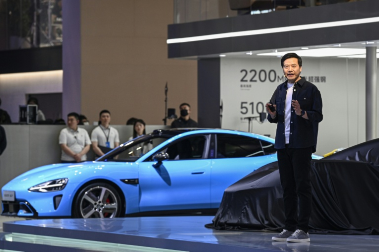 Lei Jun, PDG du fabricant chinois d’électronique Xiaomi, présente la Vision Gran Turismo au salon automobile de Pékin, le 24 avril 2026 ( AFP / JADE GAO )