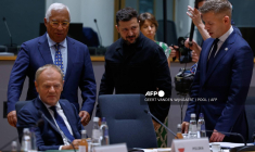 Volodymyr Zelensky et Peter Magyar, avec le président du Conseil européen Antonio Costa et le Premier ministre polonais Donald Tusk, à Bruxelles, le 18 juin 2026 ( POOL / GEERT VANDEN WIJNGAERT )