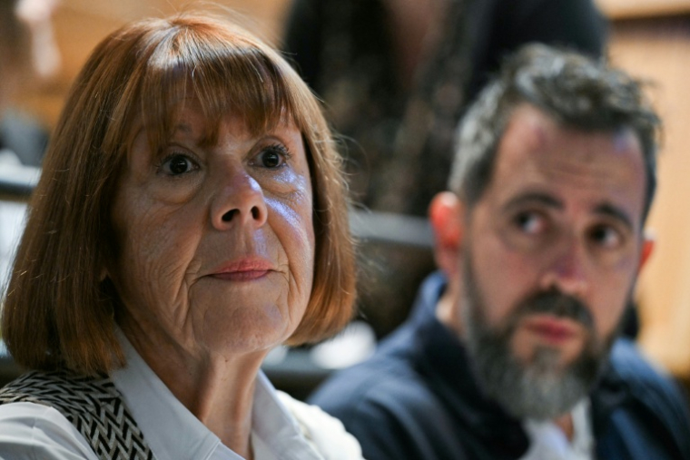 Gisèle Pelicot et son fils Florian Pelicot assistent au procès en appel des viols de Mazan au palais de justice de Nîmes, le 8 octobre 2025 dans le Gard ( AFP / Gabriel BOUYS )