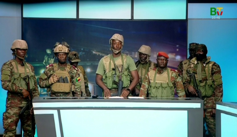 Capture d'image diffusée par Bénin TV, le 7 décembre 2025, montrant des militaires apparaissant à la télévision d'État à Cotonou, après une tentative de coup d'État présumée au Bénin ( BENIN TV / HANDOUT )