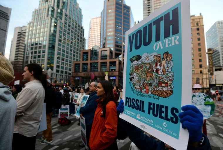 Des sympathisants du premier procès fédéral sur le climat impliquant des jeunes, rassemblés à Vancouver, le 26 octobre 2026 au Canada ( AFP / Don MacKinnon )