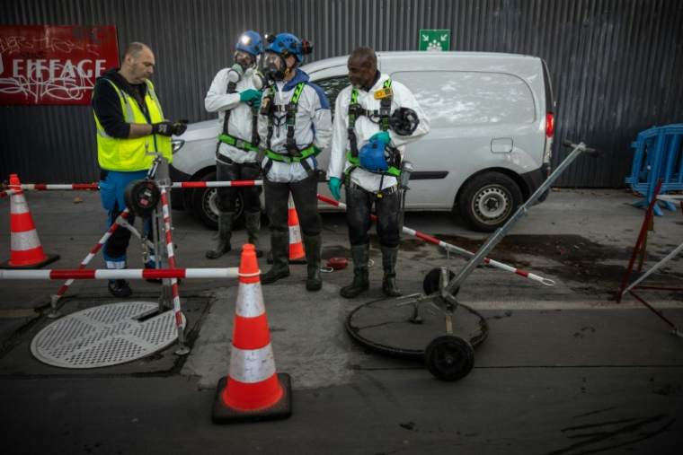 Une équipe d'égoutiers, à Paris, le 21 octobre 2025 ( AFP / Guillaume BAPTISTE )