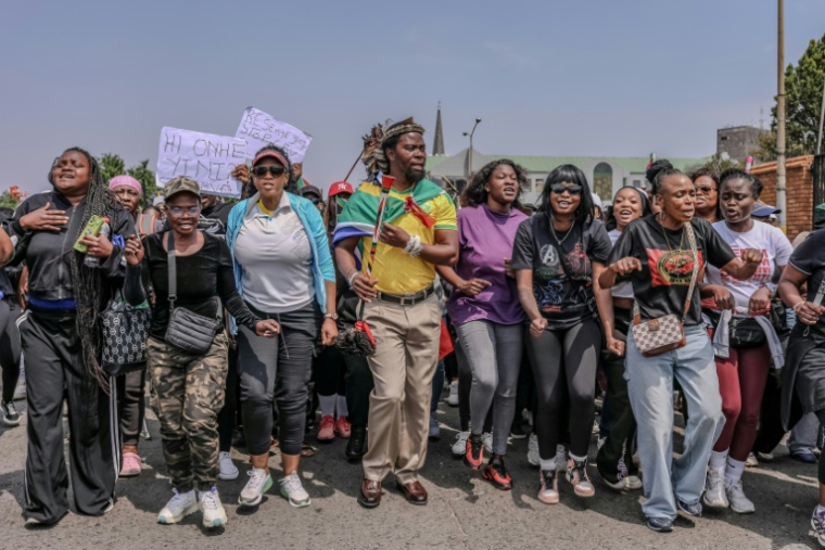 Marche de protestation à Kempton Park, près de Johannesburg, le 19 septembre 2026, après une série de meurtres de femmes survenus dans la région ( AFP / MZINGENKOSI SIBANDA )