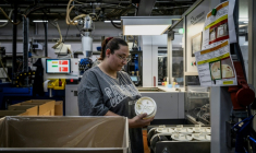 Une employée de l'usine Francia, spécialisée dans l'injection et le moulage de plastique, le 16 avril 2026 à Bellignat, dans l'Ain  ( AFP / JEFF PACHOUD )