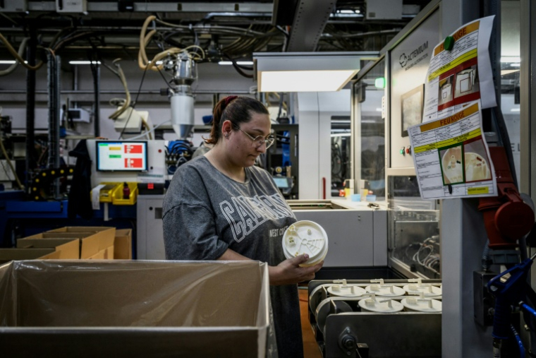 Une employée de l'usine Francia, spécialisée dans l'injection et le moulage de plastique, le 16 avril 2026 à Bellignat, dans l'Ain  ( AFP / JEFF PACHOUD )