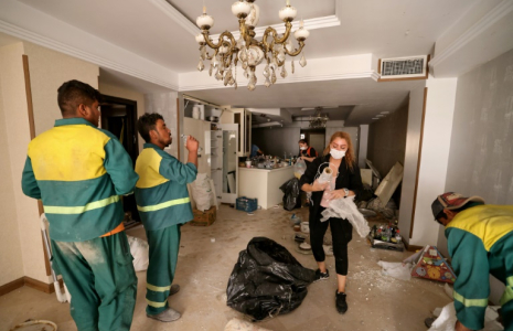 Des habitants nettoient les dégâts laissés par des frappes israéliennes dans un immeuble de Téhéran, le 25 juin 2025 ( AFP / ATTA KENARE )