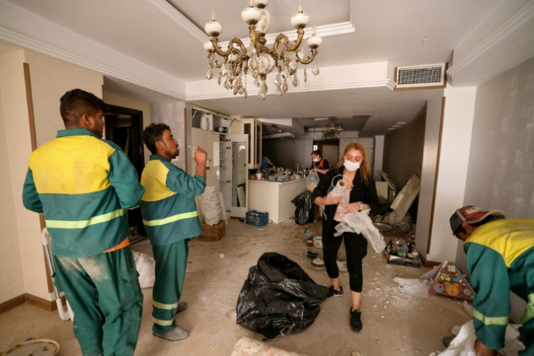 Des habitants nettoient les dégâts laissés par des frappes israéliennes dans un immeuble de Téhéran, le 25 juin 2025 ( AFP / ATTA KENARE )
