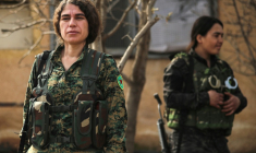 Roksan Mohammad (g), 37 ans, porte-parole des Unités de protection de la femme, lors de la visite d'une délégation gouvernementale à Qamichli, une ville majoritairement kurde du nord-est de la Syrie, le 8 février 2026 ( AFP / Delil SOULEIMAN )