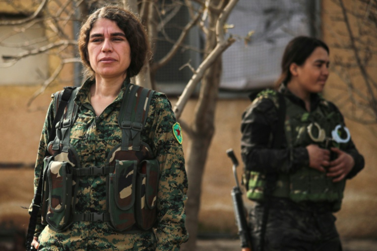 Roksan Mohammad (g), 37 ans, porte-parole des Unités de protection de la femme, lors de la visite d'une délégation gouvernementale à Qamichli, une ville majoritairement kurde du nord-est de la Syrie, le 8 février 2026 ( AFP / Delil SOULEIMAN )
