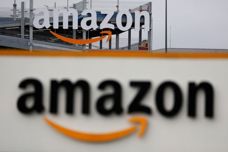 Le logo d'Amazon au centre logistique de l'entreprise à Lauwin-Planque
