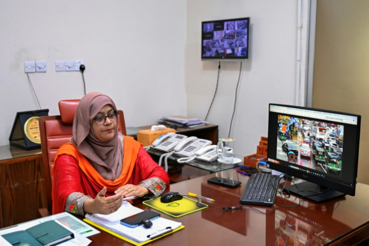 L'analyste Sharmin Afroze lors d'un entretien à l'AFP  dans une salle de contrôle au siège de la police à Dacca, le 14 mai 2026  ( AFP / Munir UZ ZAMAN )