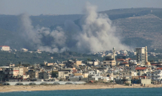 Un nuage de fumée s'élève du village libanais de Al-Qlaileh, près de Tyr, après des frappes israéliennes, le 10 juin 2026 ( AFP / Kawnat HAJU )